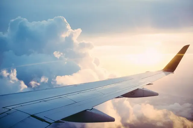 Flugzeugflügel über den Wolken